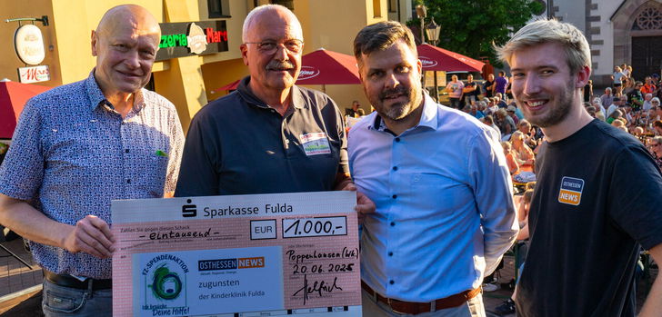 Einen guten Monat ist es her, dass die Rhöner für den guten Zweck Kilometer sammelten, der Rhön-Lauf gehört zu den Highlights im regionalen Kalender. Am Freitag wurde jetzt symbolisch die Spende überreicht.