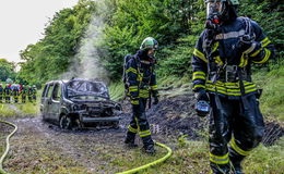 Pkw steht neben Autobahn in Vollbrand - Wo ist der Fahrer?