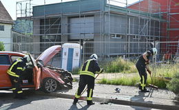 Autofahrer kommt von Straße ab und kracht gegen Baum