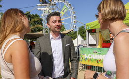 Zuckerwatte-Machen am Hessentag mit CDU-General Leopold Born