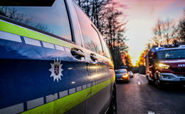 War der Fahrer betrunken? Pkw überschlägt sich und landet im Feld