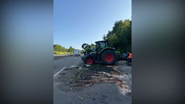 Schlimmer Unfall auf der A7 – Traktor rollt von Böschung auf die Fahrbahn