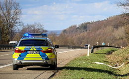 A4 bei Friedewald: Wohnwagengespann schleudert – zwei Leichtverletzte