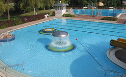 Sexuelle Belästigung im Freibad: Polizei ermittelt gegen vier junge Männer