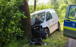 Caddy kracht frontal in Baum: Schwerverletzter muss mit Heli ins Krankenhaus