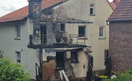 Wohnhausbrand mit starker Rauchentwicklung: Drehleiter rückt zum Einsatz aus