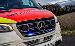 Auto prallt bei Mernes gegen Baum - eine Person eingeklemmt