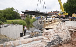 16 Tonnen Stahl eingehoben: Neue Brücke für Fußgänger über der Aula
