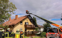 Balkonbrand greift auf Dach über: Katze und Hamster gerettet
