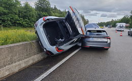 Unfall auf der A7: Auto schleudert, Fahrer verletzt – 60.000 Euro Schaden