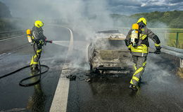 Feuerwehr im Einsatz auf der A66 - VW Polo im Vollbrand