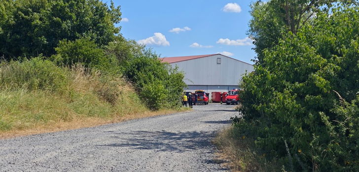 Ein Lkw-Auflieger ist auf einem landwirtschaftlichen Betrieb erneut in Brand geraten.