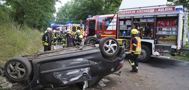 Schwerer Alleinunfall auf der B454: die Fahrerin wurde schwer verletzt