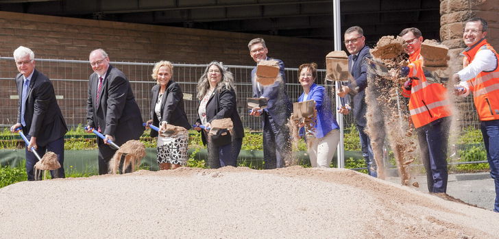 Im Bild von links: Landrat Kreis Hersfeld Rotenburg Torsten Warnecke; Direktor der Niederlassung Nordwest der Autobahn GmbH Cord Lüesse; Staatssekretärin im Hessischen Ministerium für Wirtschaft, Energie, Verkehr, Wohnen und ländlichen Raum Ines Fröhlich; Hessische Landtagsabgeordnete Tanja Hartdegen; Parlamentarischer Staatssekretär beim Bundesminister für Verkehr Christian Hirte; Bürgermeisterin Bad Hersfeld Anke Hofmann; Bundestagsabgeordneter Wilhelm Gebhard; Vorsitzender der Geschäftsführung der Autobahn GmbH des Bundes Dr. Michael Güntner und Baunternhemen Leonhard Weiss Sebastian Gramlich