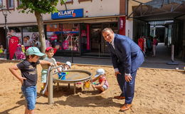 Beliebter Treffpunkt zum Verweilen: XXL-Sandkasten in der Innenstadt eröffnet