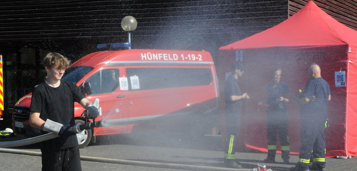 Zehntklässer der Wigbertschule in Hünfeld üben kurz vor den Ferien für den Ernstfall.