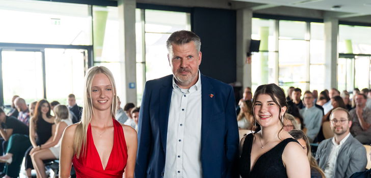 Feierliche Zeugnisübergabe: Julia Hildebrandt und Luise Richardt mit Bebras Bürgermeister Stefan Knoche
