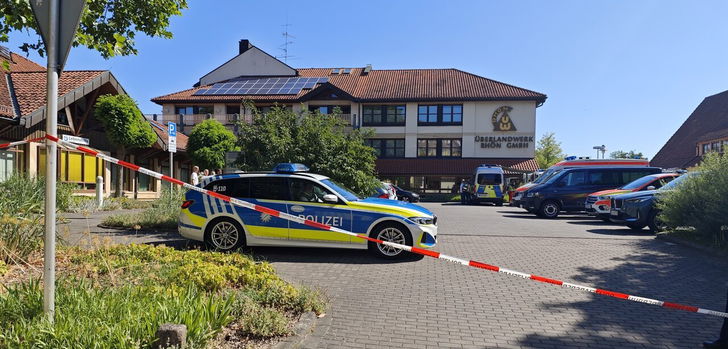 Nach der Bluttat bei einem Stromversorger in der bayrischen Rhön, bietet der Pfarrer Thomas Menzel seine Hilfe an.