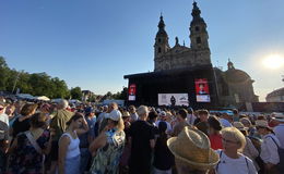 Auftakt der Domplatz-Konzerte mit Megastar Bryan Adams