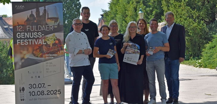 Freuen sich auf das Genussfestival 2025 (von links): Marc Zuspann (Zuspann à la carte), Florian Lorösch (Nobel&Josef), Anja Lindner (LindenGut), Marie-Christine Nelles (Nelles Catering), Carolin Zuspann (Zuspann à la carte), Rebecca Mihm, Dominik Höhl (beide Amt für Tourismus- und Marketingmanagement) sowie OB Dr. Heiko Wingfenfeld.