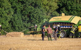 Landwirtschaftliches Gerät in Brand: Ballen in Presse fängt Feuer