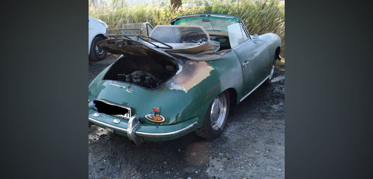 Ein Oldtimer fing aus ungeklärter Ursache auf dem Pendlerparkplatz zwischen Nieder-Ohmen und Atzenhain (Mücke im Vogelsbergkreis) im Motorraum Feuer.
