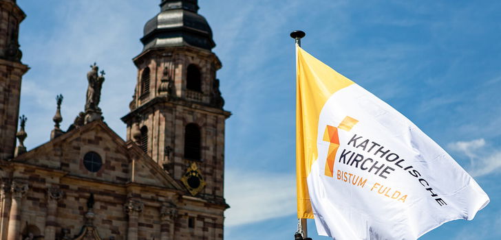 Vor dem Hintergrund eines seit längerer Zeit verlaufenden Prozesses struktureller Veränderungen steht nun ein entscheidendes Datum fest: Bis zum 1. Januar 2030 sollen die bisherigen Pfarreien zu insgesamt 28 neuen Pfarreien zusammengeführt werden.
