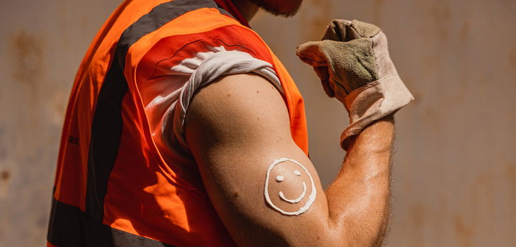 Sonnenschutz ist sexy. Und die „Sonnenmilch-Gebrauchsanweisung“ für alle, die unter
freiem Himmel arbeiten, ist einfach: Eincremen, eincremen, eincremen – alle 2 Stunden,
rät die IG BAU Hessen-Mitte.