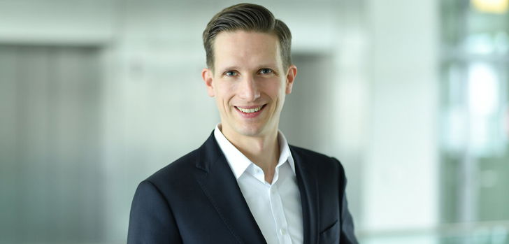 Er ist ab dem 15. Juli 2025 neuer Finanzstaatssekretär in Hessen: Dr. Till Kaesbach.