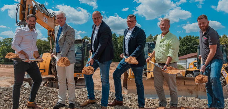 Symbolischer Spatenstich für den Sportpark Aulatal in Niederaula: Der Sportkreis-Vorsitzende Daniel Iliev, Landrat Torsten Warnecke, Bürgermeister Thomas Rohrbach, der BUndestagsabgeordnete Wilhelm Gebhard, Jobst Walter vom Unternehmen SIG-Hessen Ingenieure und ein Vertreter der Strabag (von links)