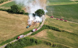 Rund 150 Heuballen in Flammen: Landwirte unterstützen Feuerwehr