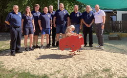 Förderverein der FW Feuerwehr spendet Federwippen-Feuerwehrautos