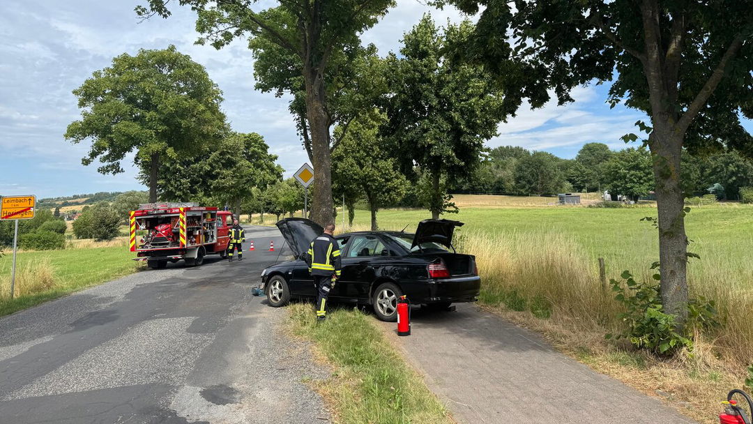 Pkw-prallt-gegen-Baum-Fahrer-gl-cklicherweise-nur-leicht-verletzt