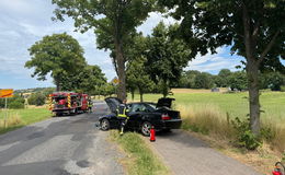 Pkw prallt gegen Baum: Fahrer glücklicherweise nur leicht verletzt