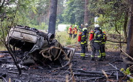 Pkw überschlägt sich auf der A 3und brennt aus - Feuer greift auf den Wald über