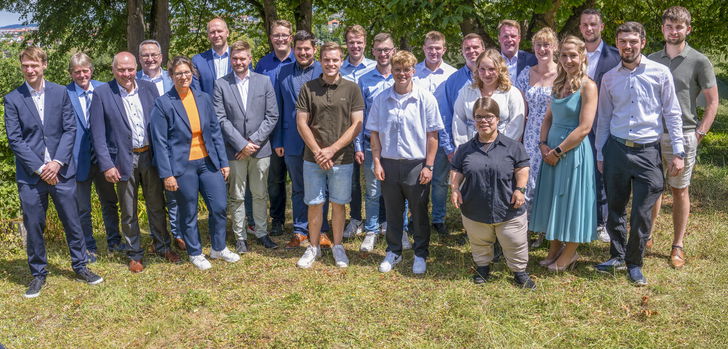 13 frischgebackene Betriebswirte und fünf Betriebswirtinnen Fachschule für Agrarwirtschaft Fulda