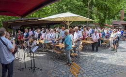 Biergarten der Wiesenmühle verwandelt sich in eine Open-Air-Kirche