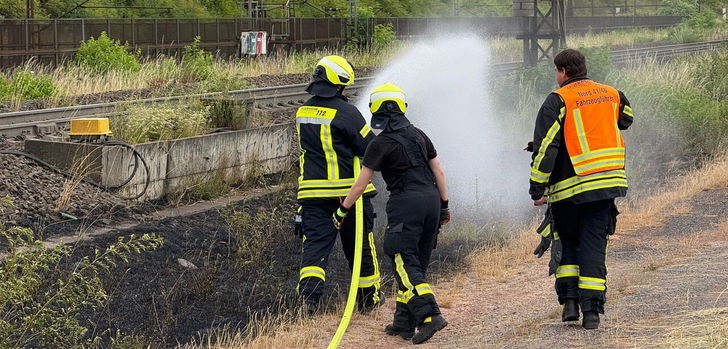 Einen Böschungsbrand im Industriegebiet Eisweiher musste die Feuerwehr Fulda bekämpfen