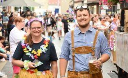 Strandfest-Spektakel: Ein farbenfroher Festzug zieht durch die Stadt