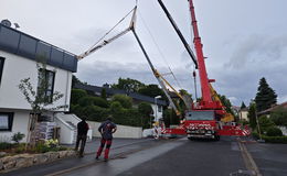 Baukran kippt über Wohnhaus: Einsatzkräfte arbeiten auf Hochtouren