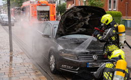 Pkw-Brand nach technischem Defekt: Feuerwehr löscht Feuer schnell