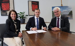 Sebastian Mock unterzeichnet Vertrag als künftiger Geschäftsführer