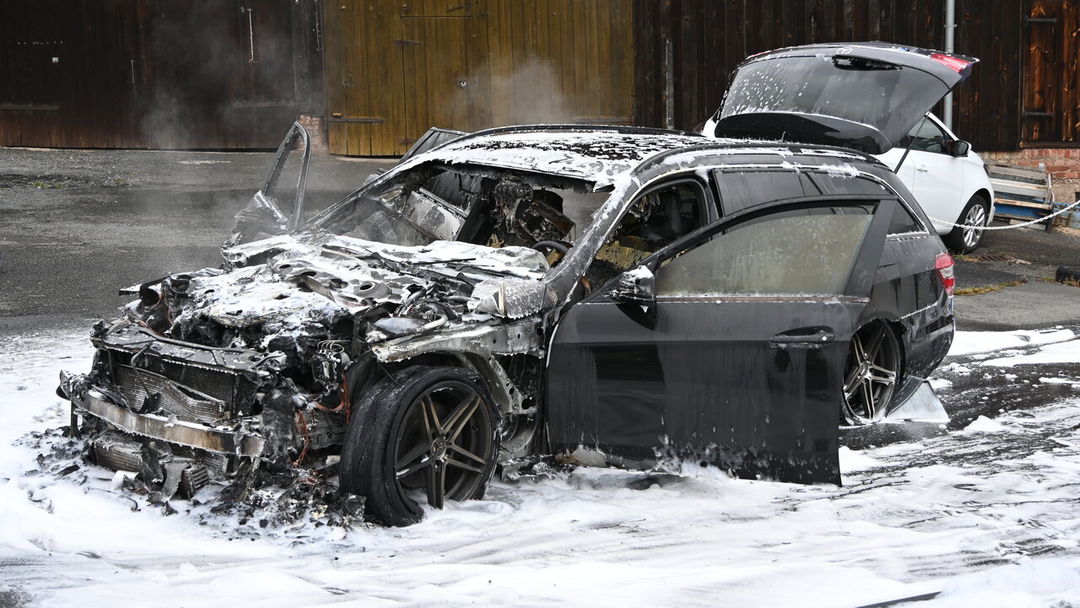 Mutter-rettet-Kind-aus-brennendem-Auto-Fahrzeug-steht-in-Vollbrand
