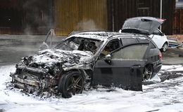 Mutter rettet Kind aus brennendem Auto: Fahrzeug steht in Vollbrand