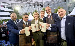 Netzwerk und Kulinarik beim Hessenfest: Kanzler Friedrich Merz mittendrin
