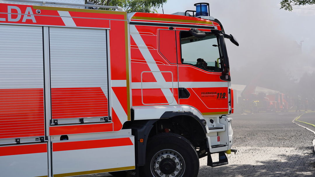 Gro-brand-im-Altenheim-Feuerwehr-eilt-zur-Einsatzstelle-