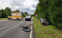 Crash auf Landstraße: Zwei Verletzte nach heftigem Zusammenstoß