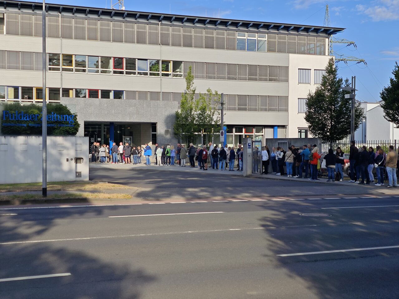 Peter Maffay Fans stehen für die heiß begehrten Tickets an.