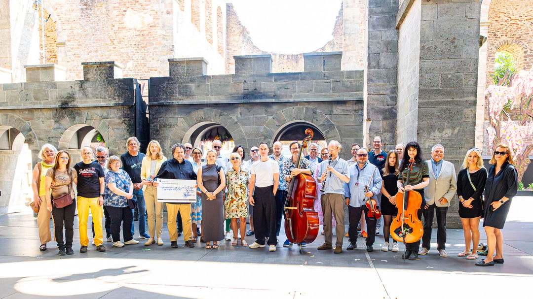 F-rderverein-bergibt-26-500-Euro-an-Festspiele