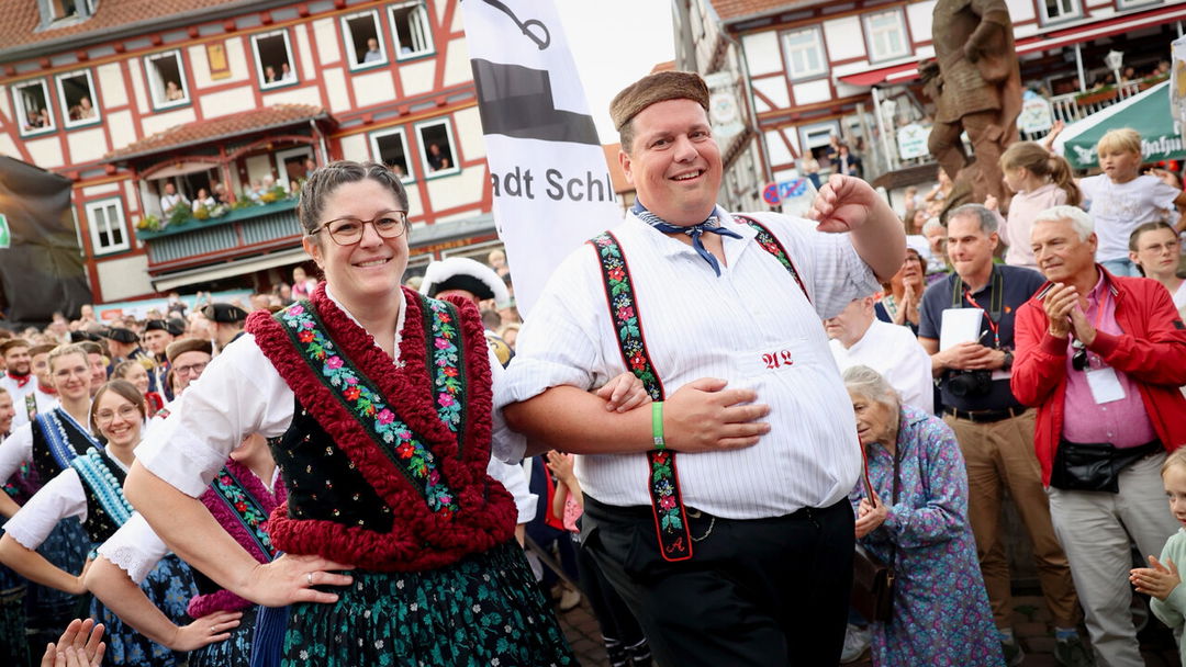 Von-Hawaii-bis-Ungarn-Die-Welt-tanzt-zum-Auftakt-in-den-Trachtenfest-Gassen